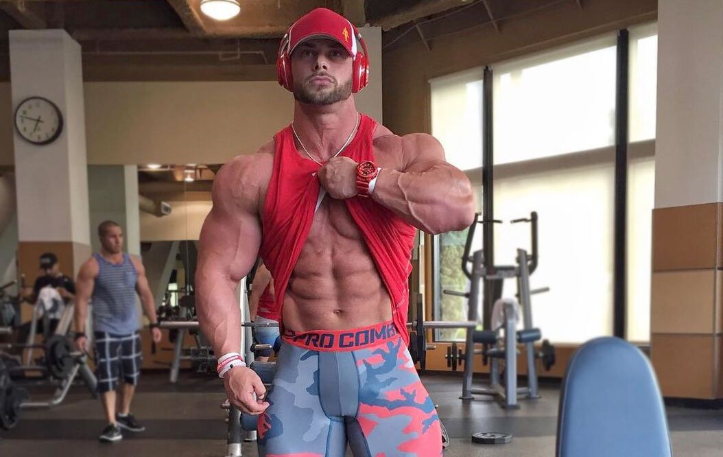 Sports -shaped man in the gym
